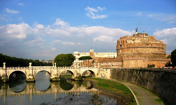 Castel Sant Angelo kalesi üzerindeki köprü