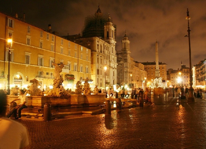Piazza Navona meydanı gece fotoğrafı - piazza navona meydanına ulaşım