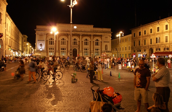 Piazza del Popolo meydanına ulaşım - romada gezilecek yerler