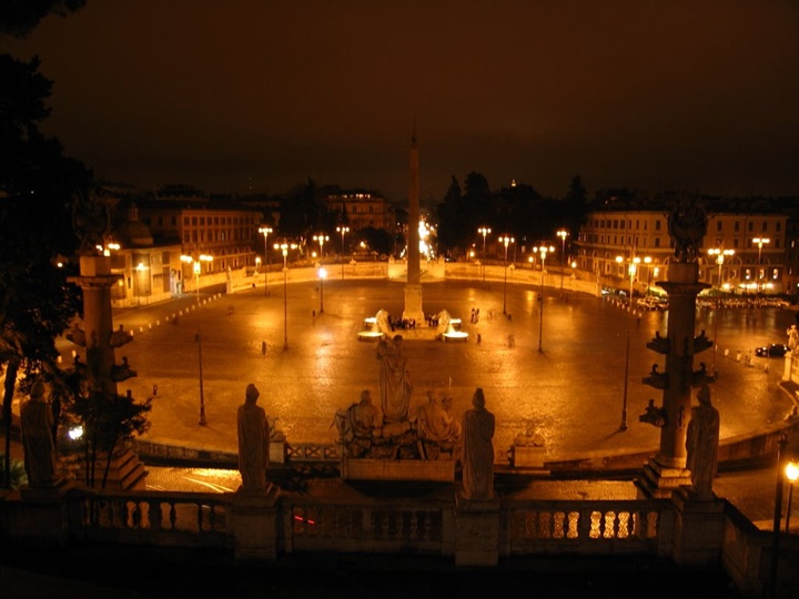 Piazza del Popolo meydanının gece fotoğrafı - roma rehberi