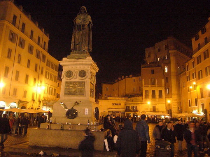 Romada yer alan meydanların gece görüntüsü