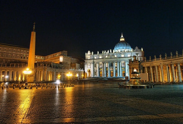 San Pietro Meydanı gece görüntüsü