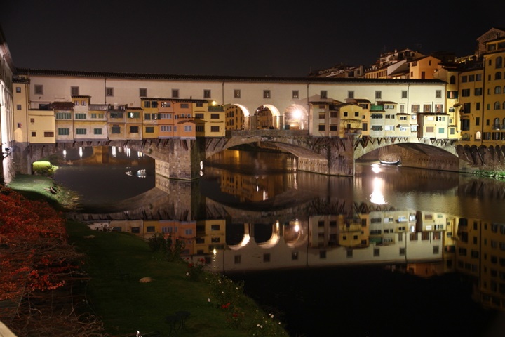 Floransa Ponte Vecchio Köprüsünün gece görüntüsü - floransa rehberi