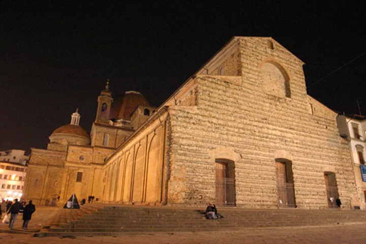 Floransa San Lorenzo Bazilikasının gece görüntüsü