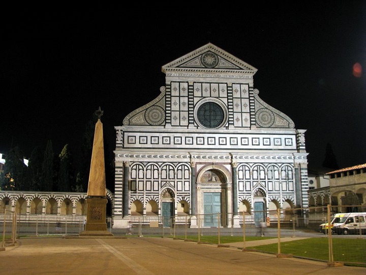 Floransa Santa Maria Novella Kilisesinin gece görüntüsü - floransada yer alan kiliselerin hikayeleri