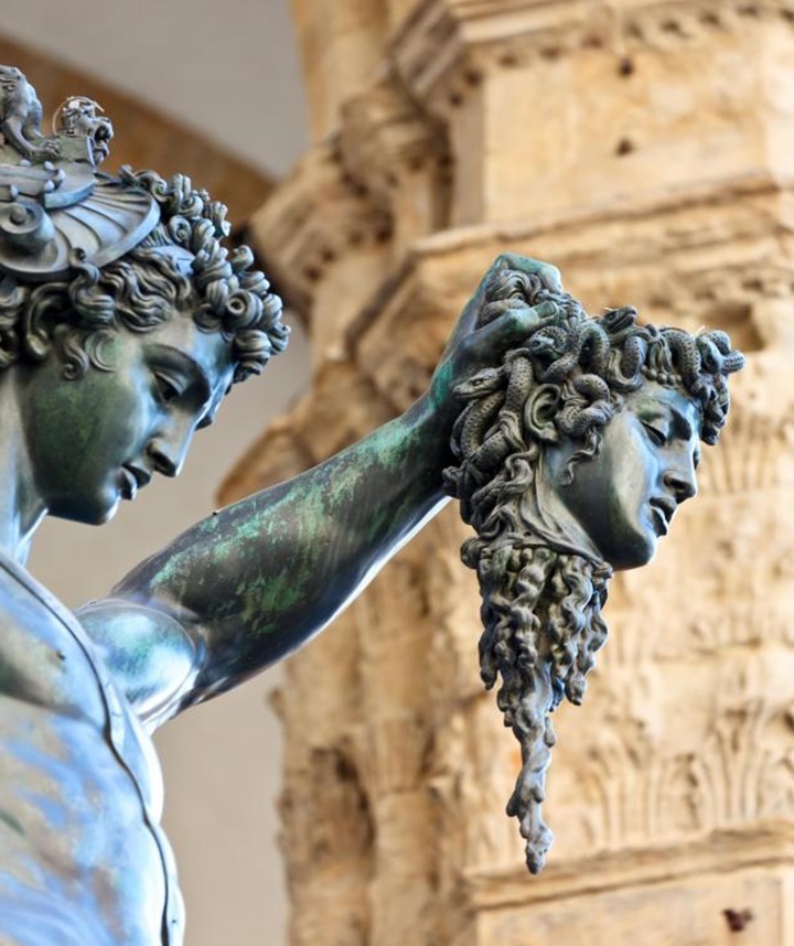 yılan başlı medusayı elinde tutan perseus heykeli - floransanın meydanları