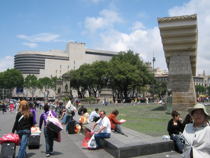 Barcelona Plaçe de Catalunya Meydanında yer alan heykeller