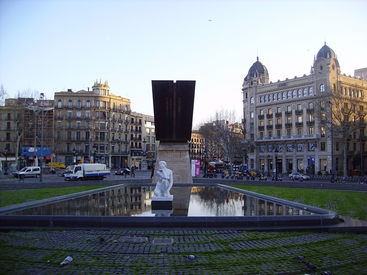 Barcelona-Plaçe-de-Catalunya-Meydanında-yer-alan-kadın-figürlü-heykel.jpg