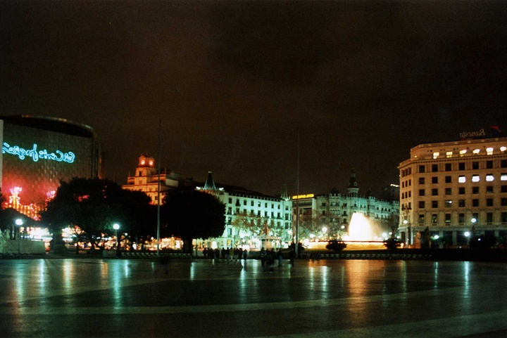 Barcelona Plaçe de Catalunya Meydanının gece fotoğrafı