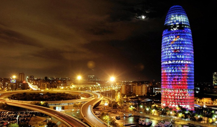 Barcelona Torre Agbar Gökdeleninin gece görüntüsü