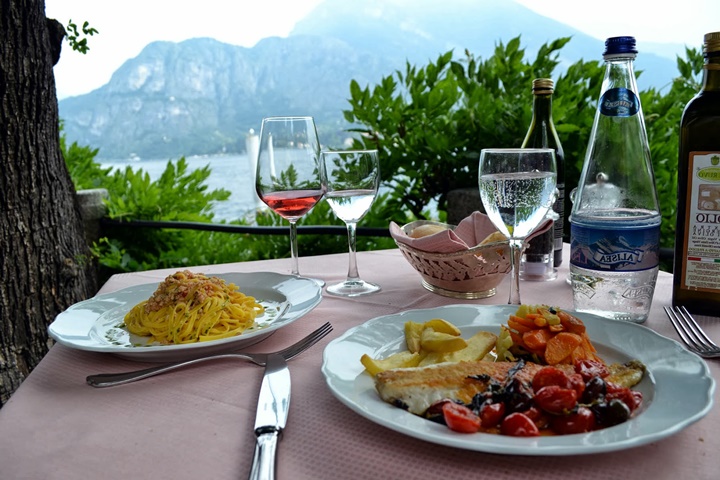 Como Gölü Bellagio Kasabasında manzara eşliğinde yemek