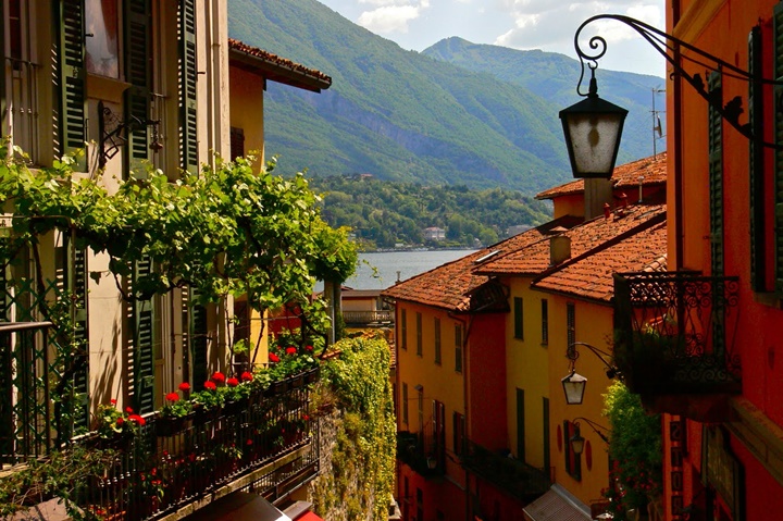 Como Gölü Bellagio Kasabasındaki çiçekli evlerin resimleri