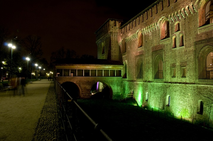Milano Castello Sforzesco Kalesinin gece görüntüsü