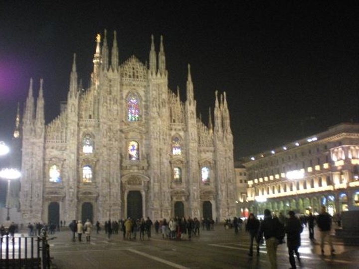 Milano Duomo Meydanı gece görüntüsü - milanoda gezilecek yerler