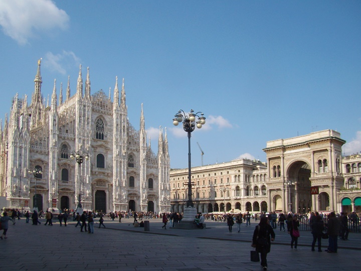 Milano-Piazza-del-duomo-del-duomo-meydanı