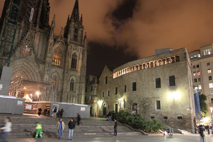 barcelona katedralinin gece fotoğrafı - catedral de la santa cruz y santa eulalia katedrali