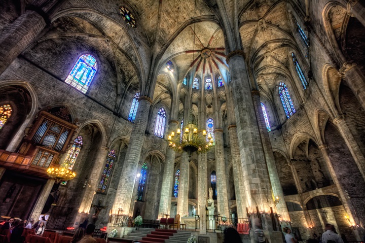 barcelonada etkileyici yapılar - Barcelona Santa Maria Del Mar Kilisesinin içi
