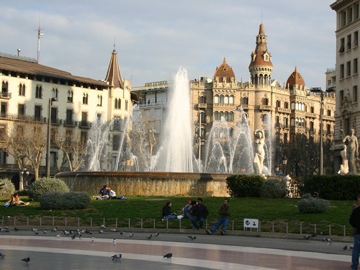 barcelonada gezilecek yerler - Barcelona Plaçe de Catalunya Meydanı