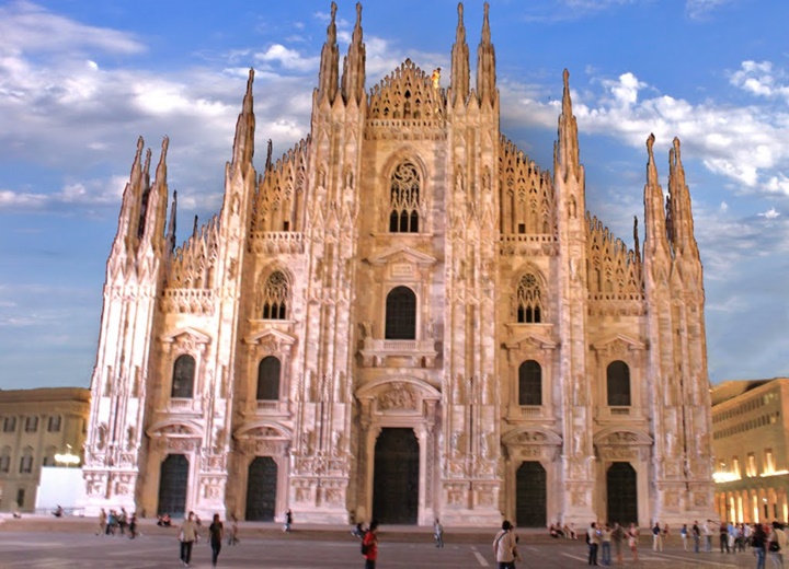 milano duomo katedralinin gece görüntüsü