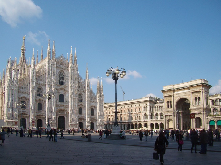milanoda-gezilecek-yerler-milano-duomo-meydanı-milano-meydanı