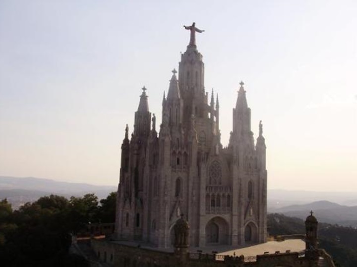 Barcelona Tibidabo Dağının etrafında yer alan yapılar