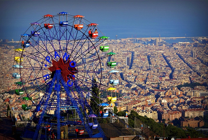 Barcelona Tibidabo Dağının orada yer alan lunapark