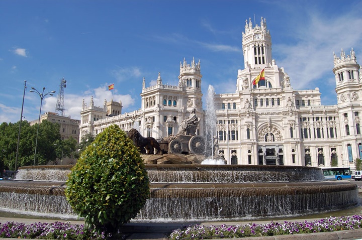 Madrid Plaza de Cibeles Meydanında yer alan kibele sarayı ve kibele çeşmesi
