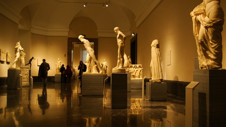 Madrid Prado Müzesinin içinde yer alan heykeller ve resimler