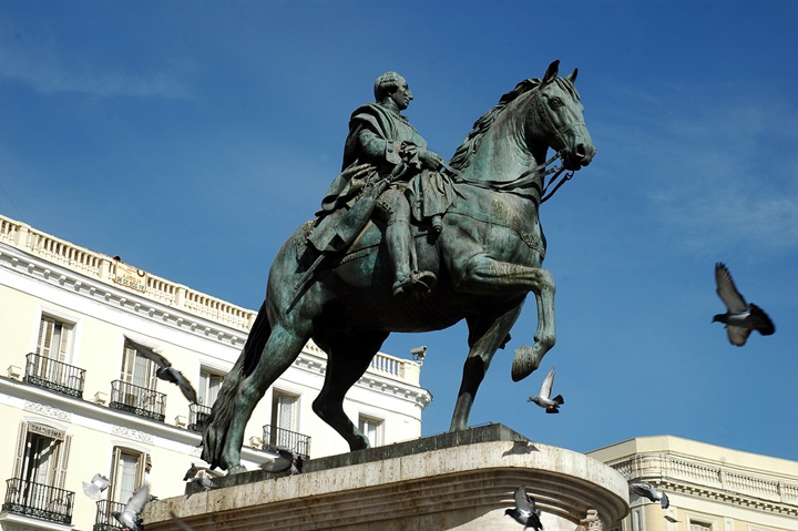 Madrid Puerta del Sol Meydanındaki kral Charles'in at üzerindeki heykeli