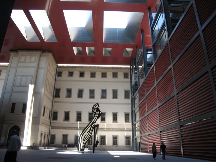 Madrid Reina Sofia Müzesinin içi - madridde yer alan gezilecek müzeler