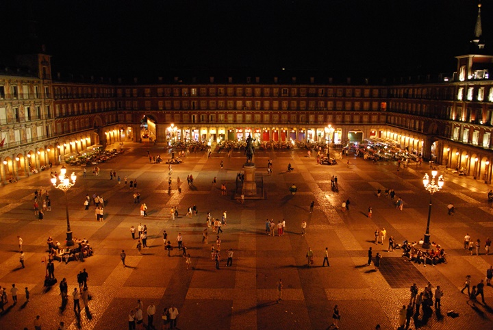 Madridde gezilecek yerler - Madrid Plaza Mayor Meydanının gece görüntüsü