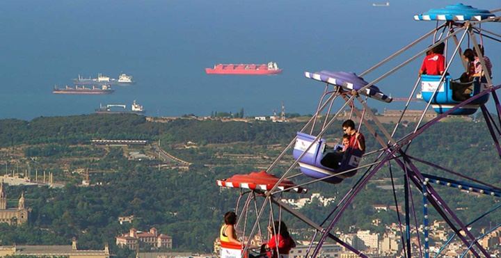 barcelonada gezilecek yerler - Barcelona Tibidabo Dağının yanındaki lunapark dönmedolap