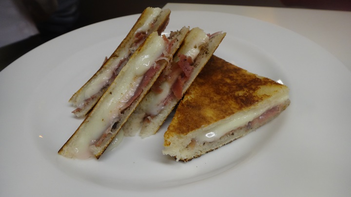 barcelonada yeme içme - barselonanın yöresel lezzetleri - bikini barcelona tostu