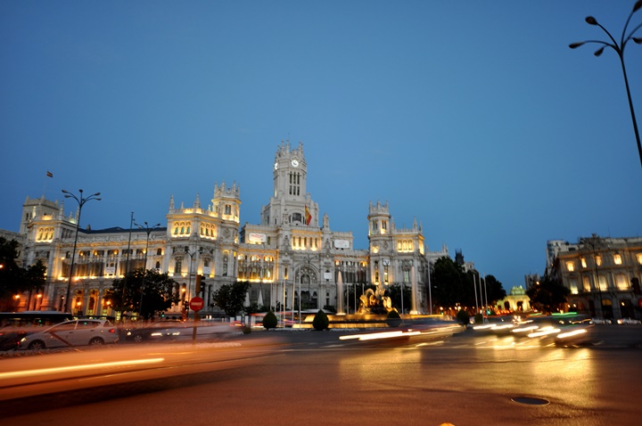 madridde gezilcek yerler - Madrid Plaza de Cibeles Meydanının gece resmi