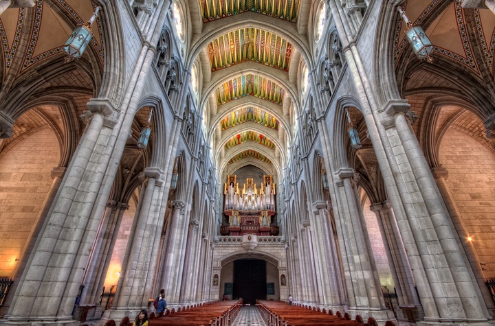 madridde gezilceke yerler - Madrid Almudena Katedralinin içi ve hikayesi