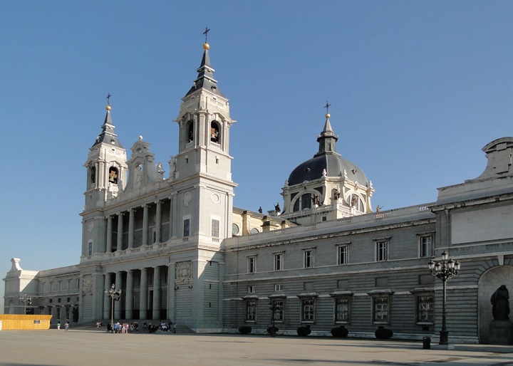 madridde gezilecek yerler - Madrid Almudena Katedrali