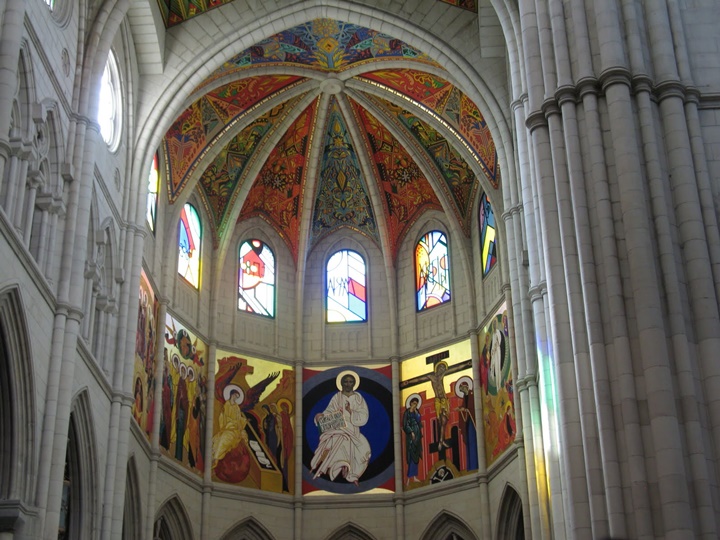 madridde gezilecek yerler - Madrid Almudena Katedralinin içi