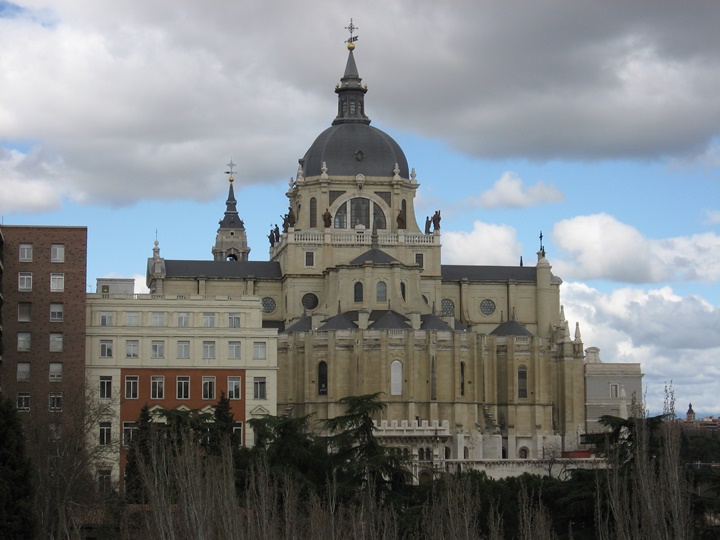 madridde gezilecek yerler - Madrid Almudena Katedralinin resimleri