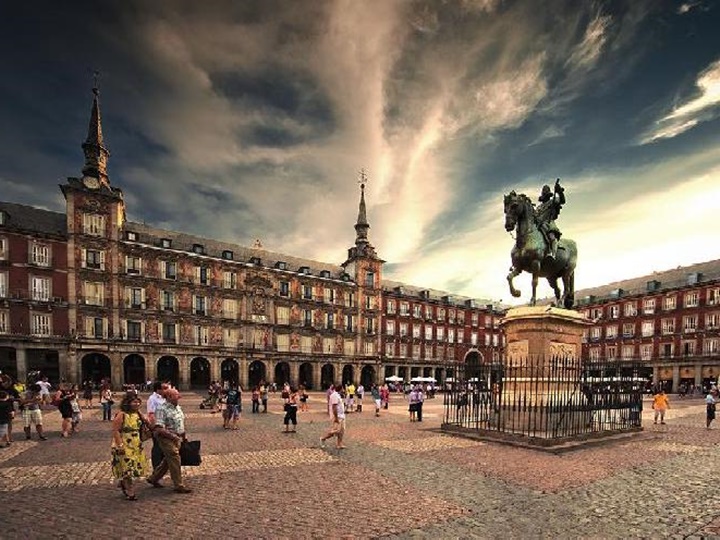 madridde gezilecek yerler - Madrid Plaza Mayor Meydanında yer alan balkonlu evler