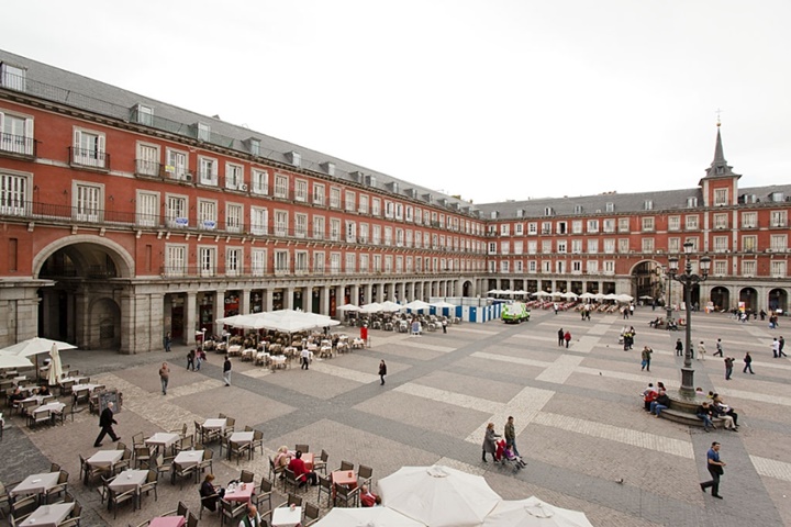 madridde gezilecek yerler - Madrid Plaza Mayor Meydanında yer alan kafe ve restaurantlar