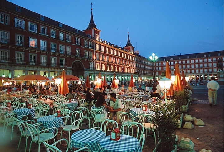 madridde gezilecek yerler - Madrid Plaza Mayor Meydanında yer alan kafeler