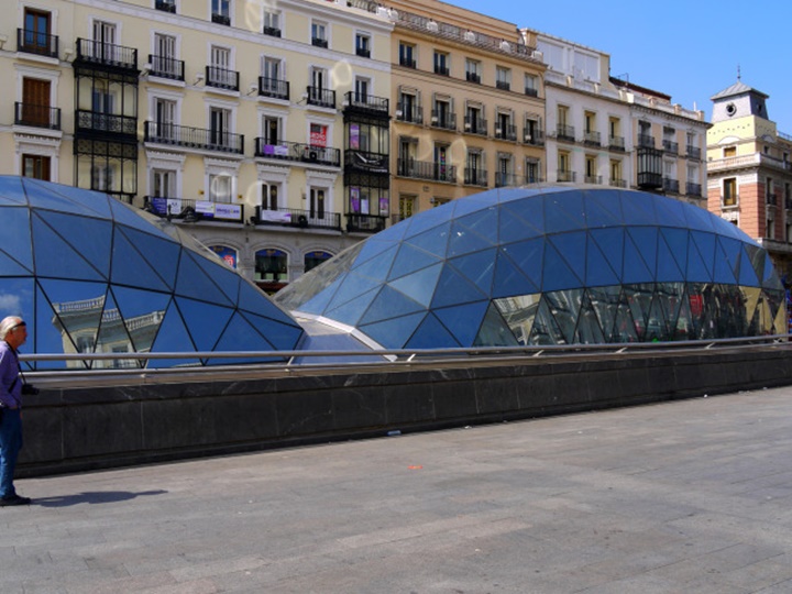 madridde gezilecek yerler - Madrid Puerta del Sol Meydanı hakkında detaylı bilgi