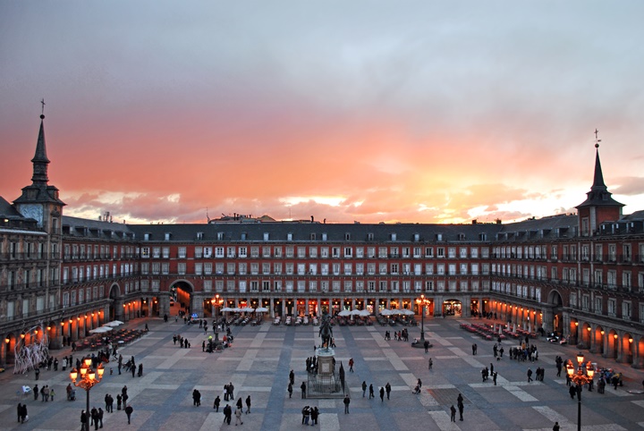 madridin gezilecek yerleri - Madrid Plaza Mayor Meydanı