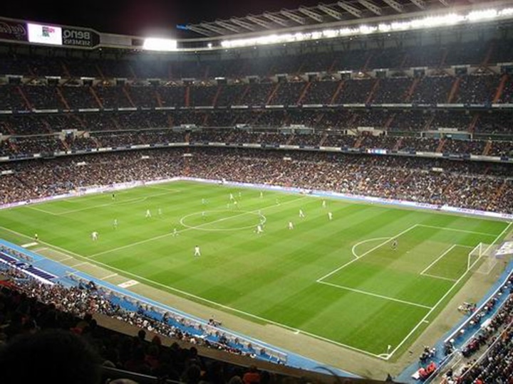 real madrid futbol takımnın stadyumu - Madrid Santiago Bernabeu Stadyumu