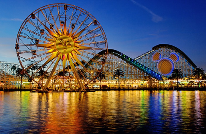 los angeles disneyland tema parkında yer alan oyuncaklar