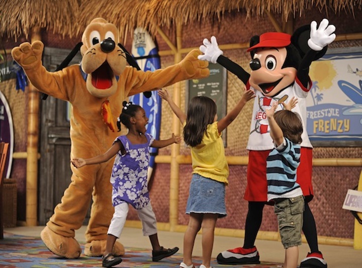 los-angeles-disneylandda-disney-karakterleri-ile-fotoğraf