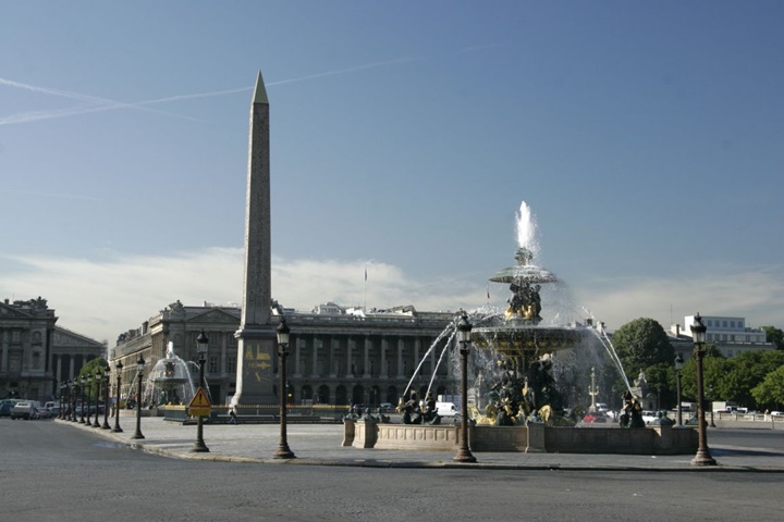 Paris cocncorde meydanının ortasındaki obelisk