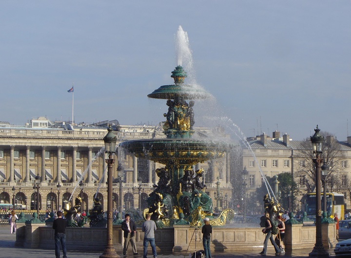Paris concorde meydanında yer alan çeşmeler