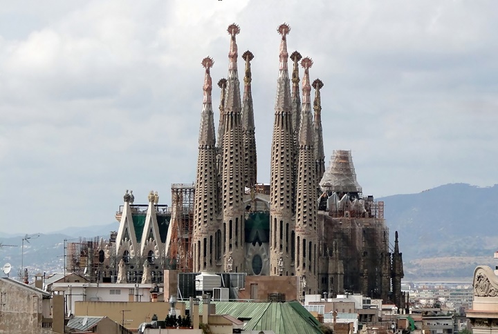 ispanyada gezilecek yerler - barcelona sagrada familia kilisesi