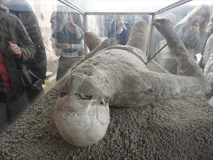 napoli pompeide taşlaşmış insanlar